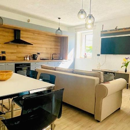 Modern Apartment With Fireplace & Stylish Kitchen كانافانار المظهر الخارجي الصورة