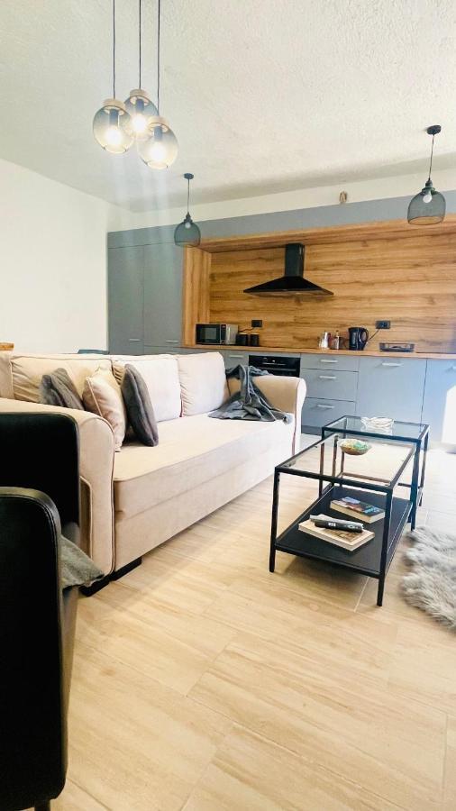 Modern Apartment With Fireplace & Stylish Kitchen كانافانار المظهر الخارجي الصورة