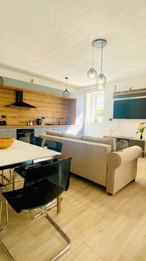 Modern Apartment With Fireplace & Stylish Kitchen كانافانار المظهر الخارجي الصورة