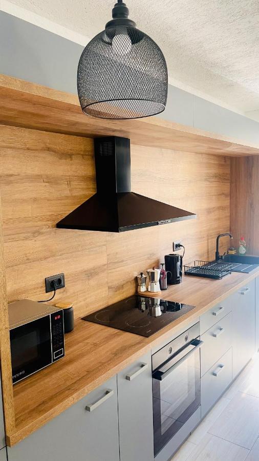 Modern Apartment With Fireplace & Stylish Kitchen كانافانار المظهر الخارجي الصورة