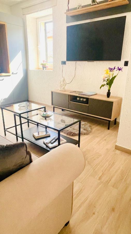 Modern Apartment With Fireplace & Stylish Kitchen كانافانار المظهر الخارجي الصورة